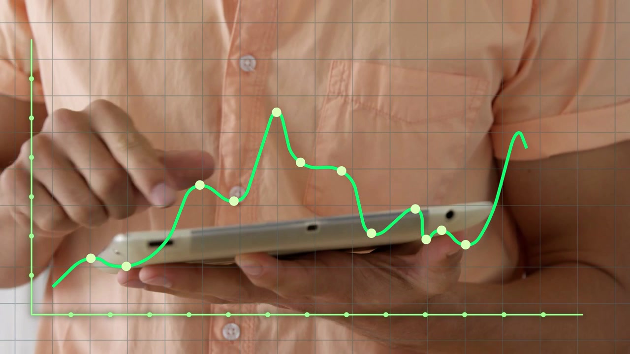 Uomo che tocca lo schermo del tablet e disegna un grafico finanziario con griglia, assi, nodi, visualizzando le tendenze.