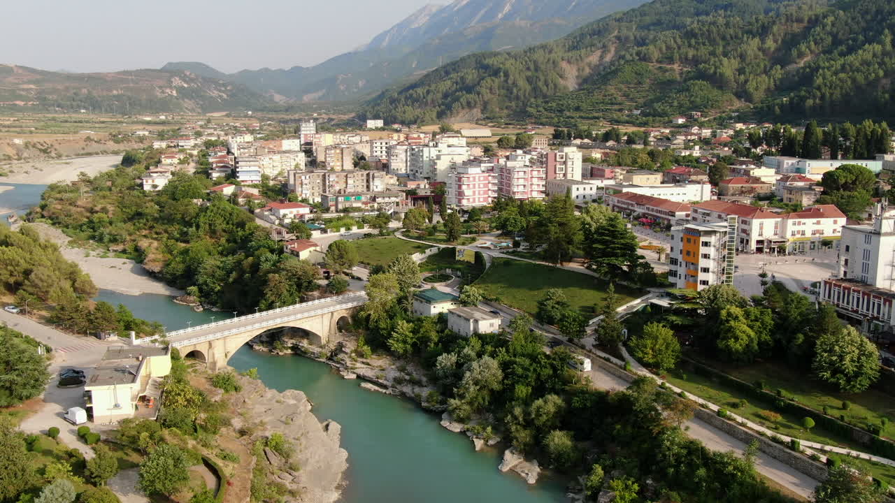 përmet es una pequeña ciudad y municipio en el condado de gjirokastër, al sur de albania