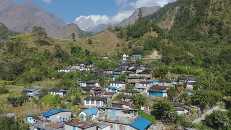 tomada de un avión no tripulado de una aldea nepalí en la región de annapurna, montaña en el fondo con la ocupación de diversos ciudadanos étnicos en pokhara, nepal, paisaje en clima soleado 4k