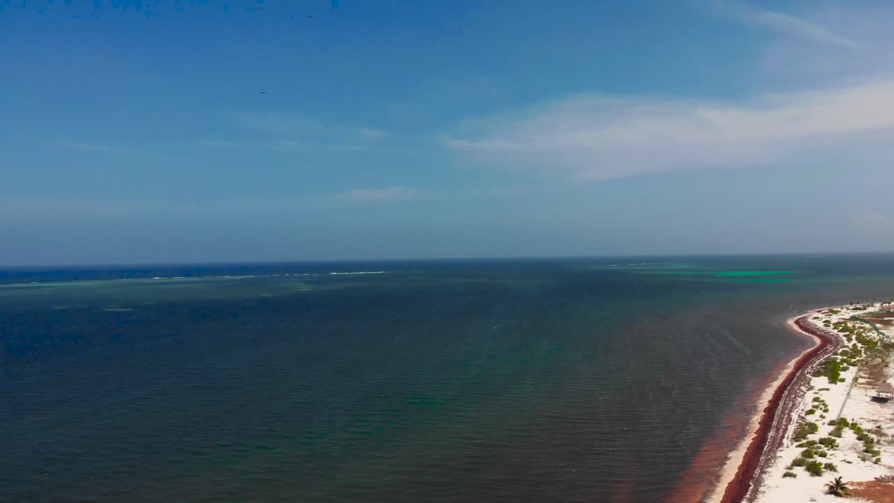 el océano se extiende a lo largo y ancho más allá de los alcances de una playa de arena blanca