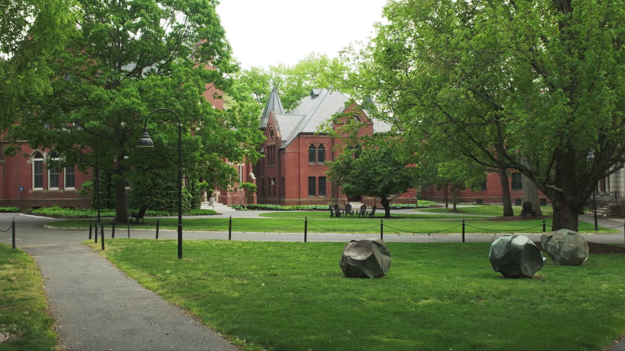 봄 날 에 대학 캠퍼스 안