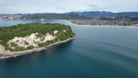 Pequeña-Isla-Barrera-De-Hauturu-Cerca-De-La-Ciudad-De-Whangamata-En-La-Península-De-Coromandel,-Isla-Norte-De-Nueva-Zelanda