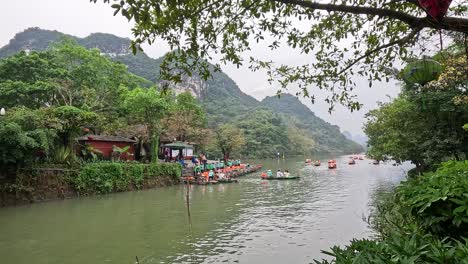 barcos turísticos navegando por un río sereno