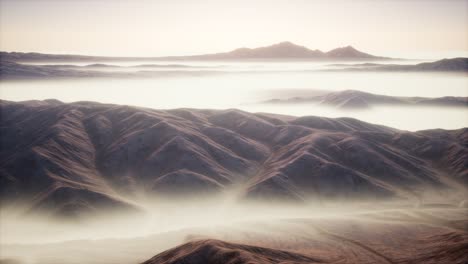 Paisaje-De-Montaña-Con-Niebla-Profunda-En-La-Mañana