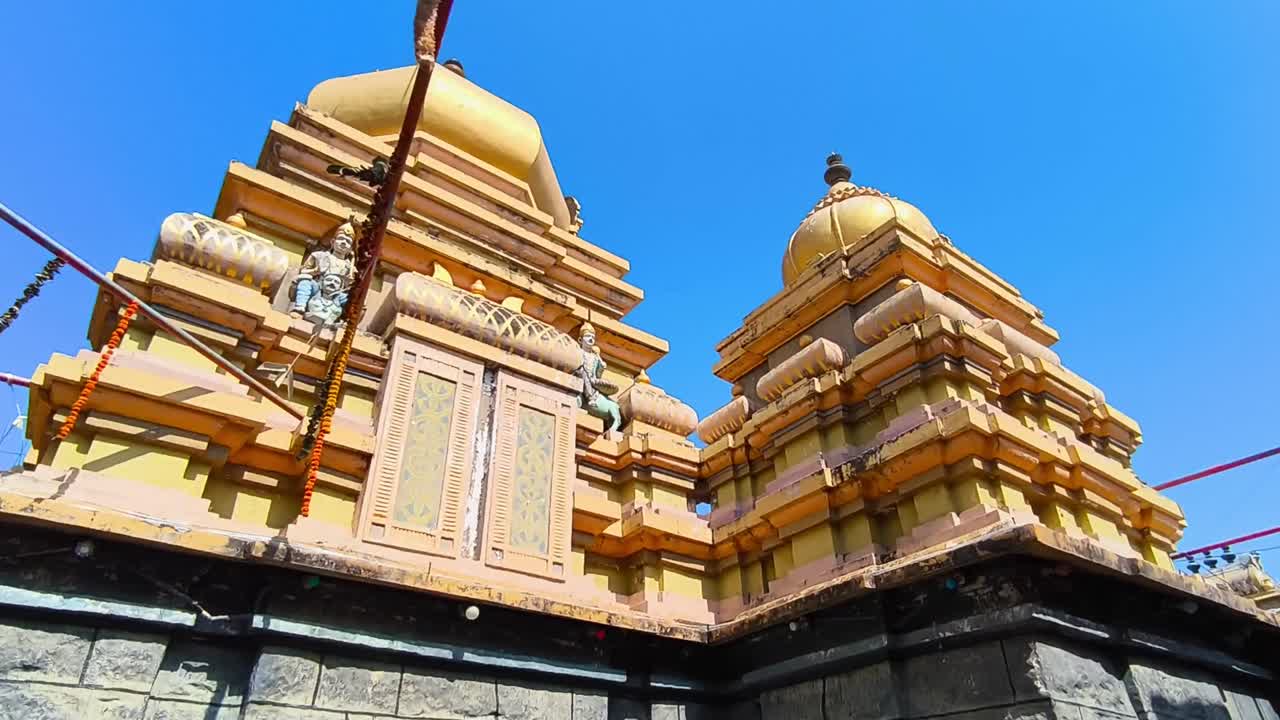 Arsitektur lama shikhara candi dengan dinding batu granit di kuil Balaji, Kodangal, Telangana, India. Siang hari, zib shot, 4K.