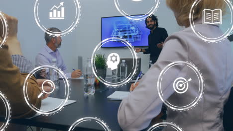 animación de iconos y procesamiento de datos sobre diversas personas de negocios en la oficina