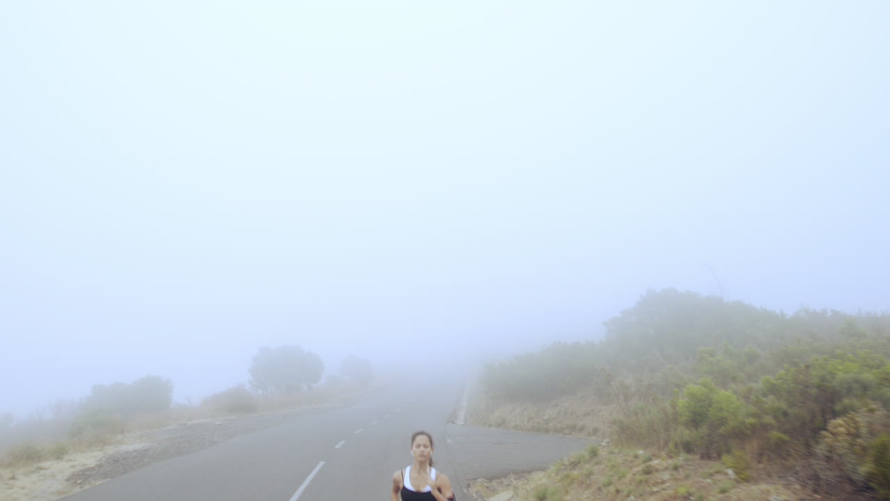 steadicam  ⁇ 으로 신발을  ⁇ 고 도로에서 달리는 여성