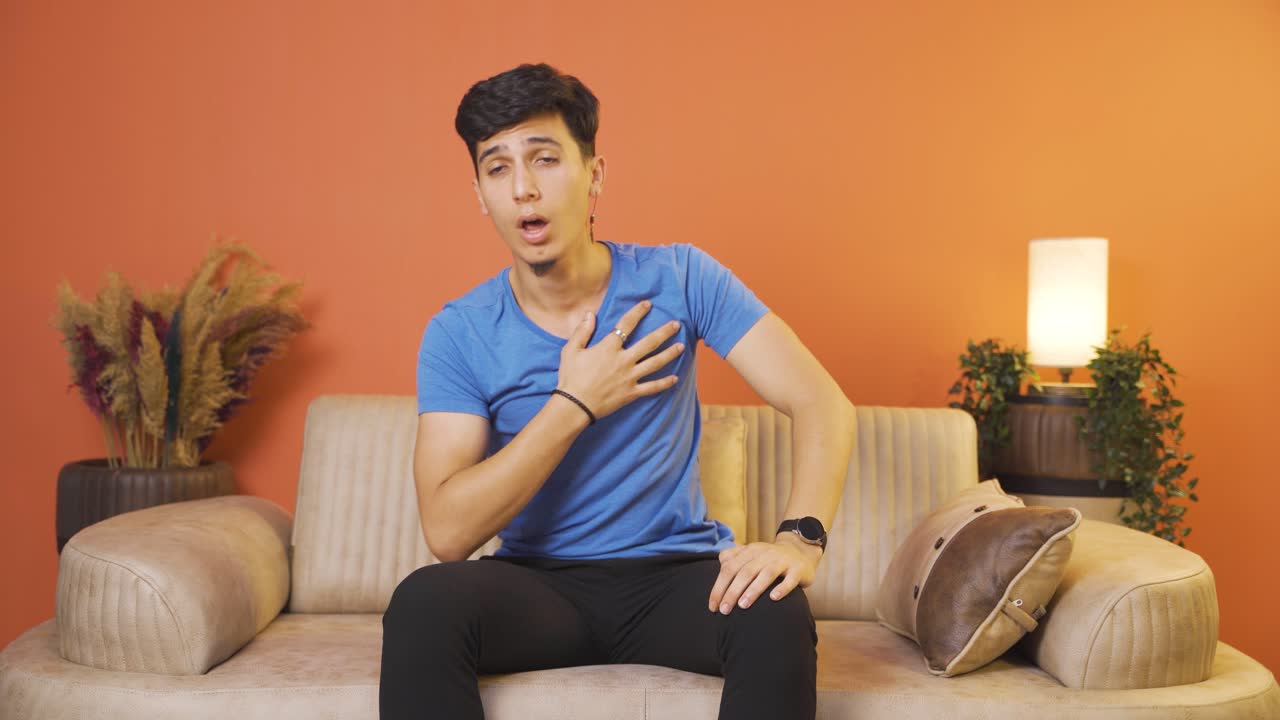 아픈 남자가 기침하고 있어.