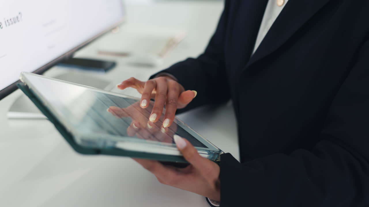 mujer de negocios trabajando en una tableta en la oficina