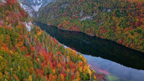 Alta-Vista-Aérea-Del-Lago-Toplitz-Rodeado-De-Bosques-Otoñales-En-Los-Alpes-Austriacos