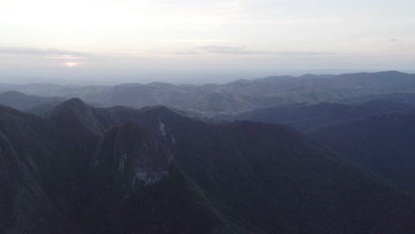 Luftaufnahme-Des-Sonnenuntergangs-über-Der-Bergkette-Des-Atlantischen-Waldes,-Brasilien