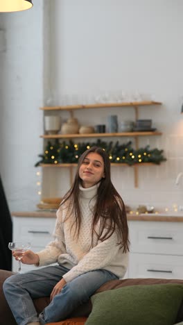 mujer disfrutando de una bebida en una acogedora casa de invierno