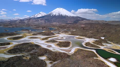 Vista-Aérea-De-La-Laguna-Cotacotani,-Parque-Nacional-Lauca-En-Chile---Aumento,-Disparo-De-Drones