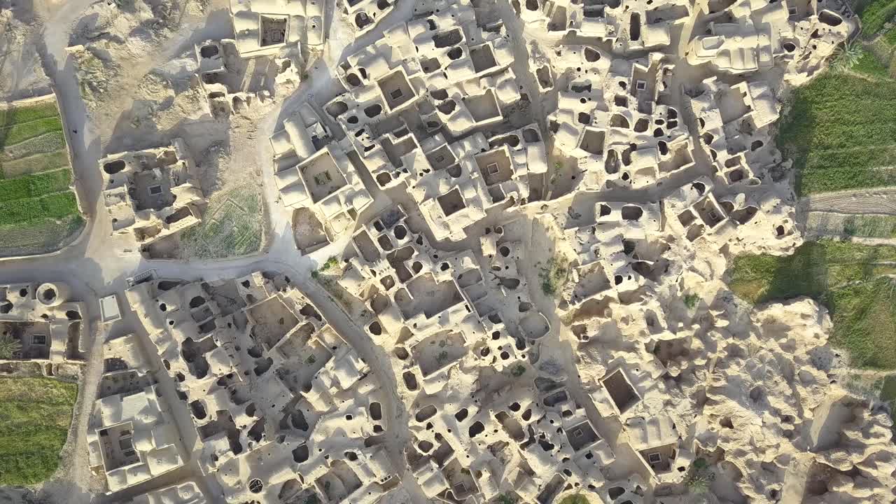 un pueblo histórico en el este de irán, fue destruido por el terremoto hace 50 años.