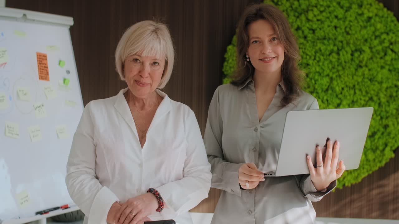 Donne d'affari che collaborano in ufficio