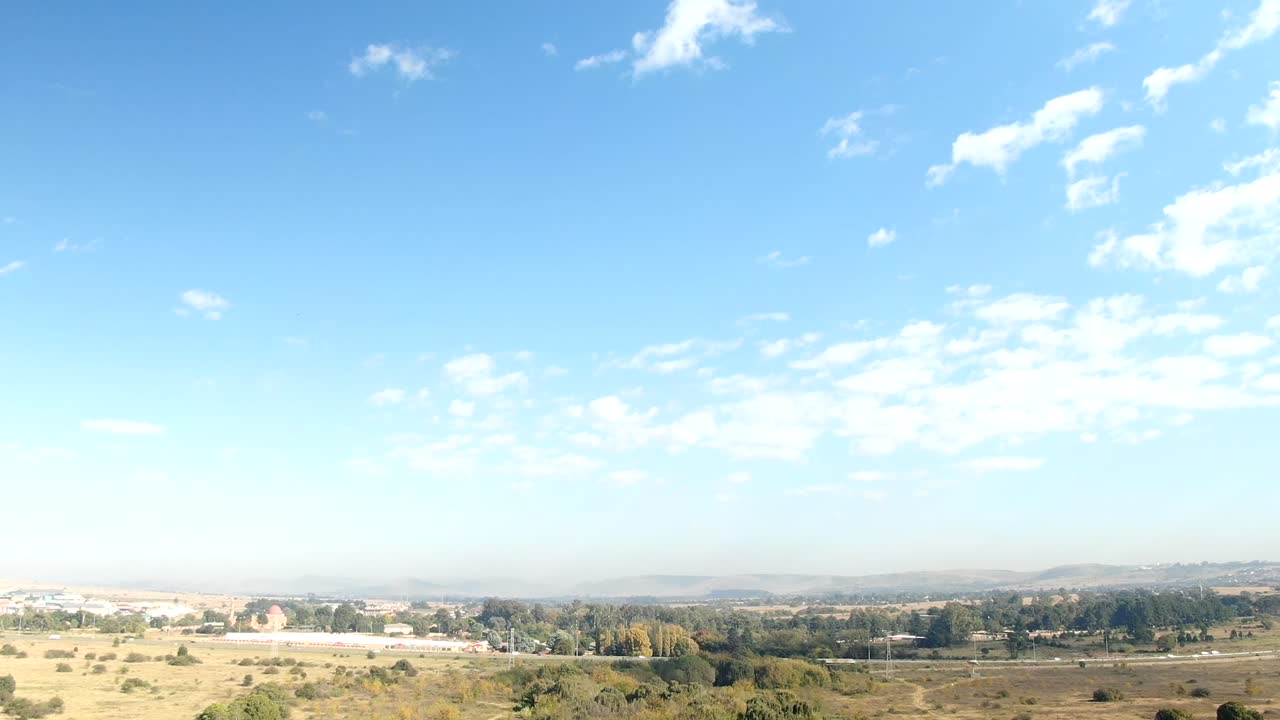 일찍 아침에 whispy 구름과 그림자의 드론 하이퍼  ⁇ 스