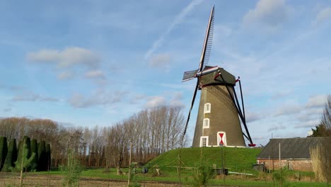 Un-Molino-De-Viento-Holandés-Tradicional-Que-No-Se-Mueve-Parado-En-El-Campo-En-Los-Países-Bajos