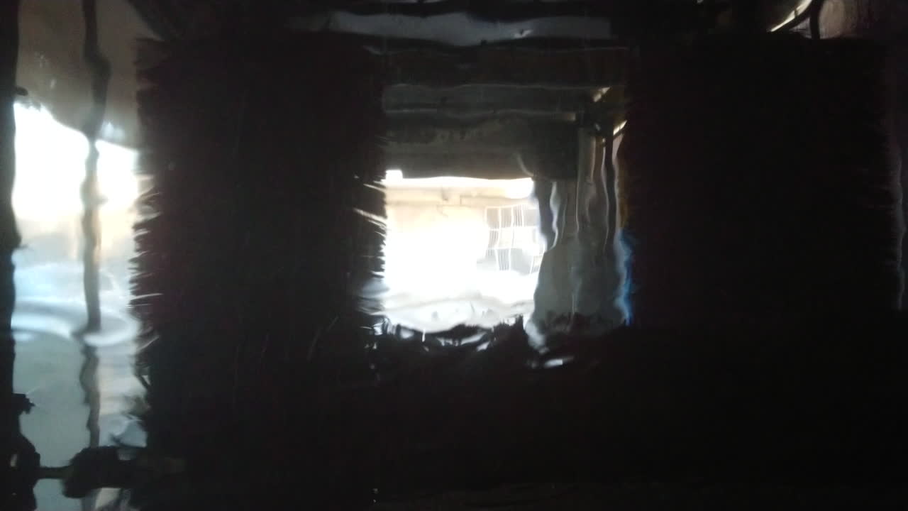 lavado de autos, vista desde el interior del auto.video 4k