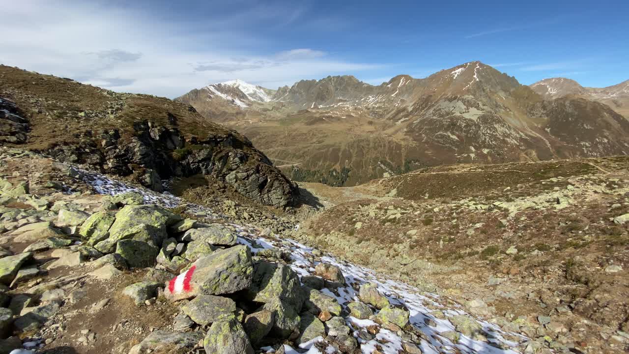 vista panorámica desde una ruta de senderismo alpina con altas montañas en el fondo, muy cerca de kühtai en tirol, austria