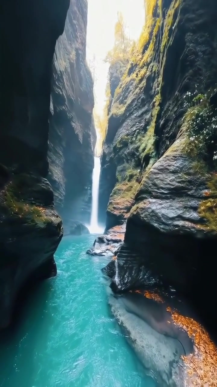 Cascata che scorre attraverso uno stretto canyon roccioso