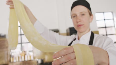 chef mostrando su masa de pasta