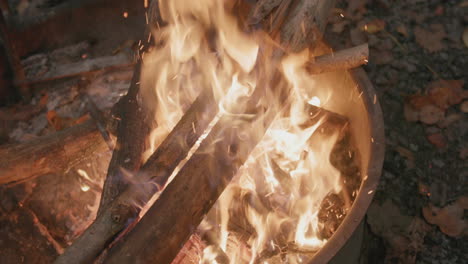 Schließen-Sie-Zeitlupenaufnahmen-Eines-Feuers-In-Einem-Feuerring-Auf-Einem-Campingplatz