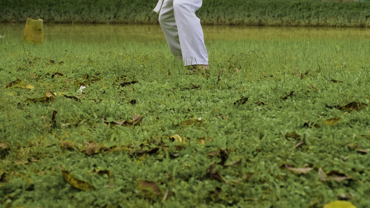 태권도를 연습하는 젊은이