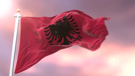 bandera de albania agitando en el viento al atardecer, bucle