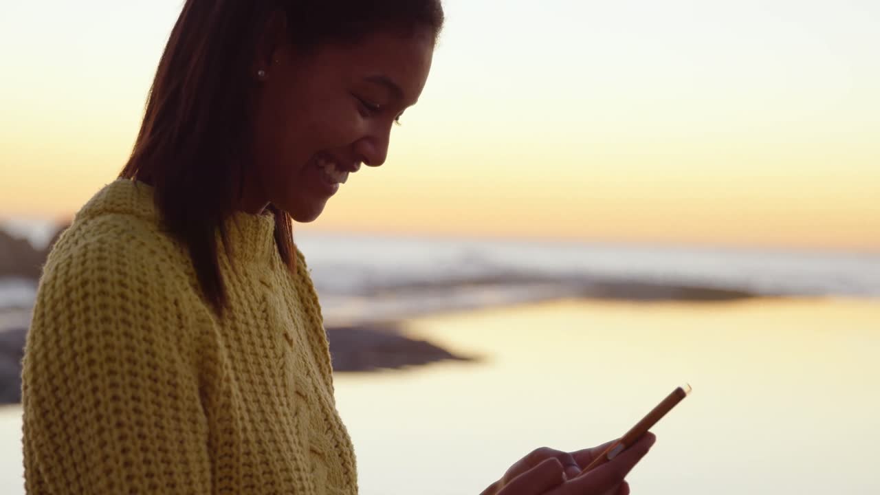 schöne frau mit handy am strand 4k