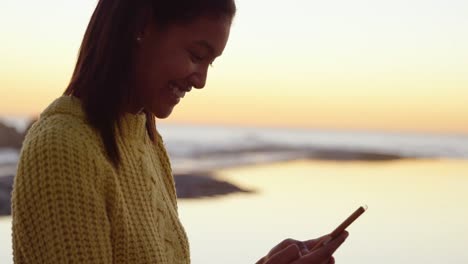 Schöne-Frau,-Die-Ihr-Mobiltelefon-Am-Strand-Benutzt,-4k