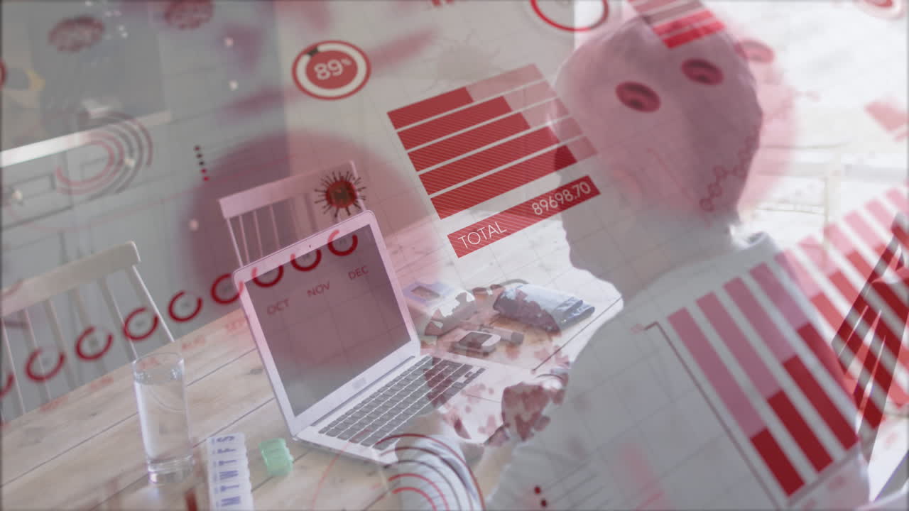 procesamiento de datos estadísticos de covid 19 contra una mujer mayor afroamericana que usa una computadora portátil en casa