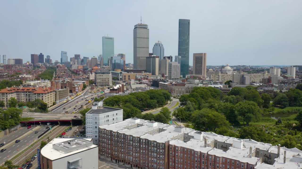 Veduta aerea dello skyline di Boston in una giornata estiva.