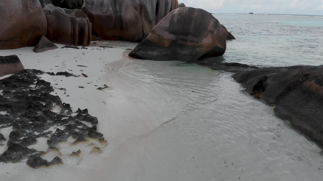 vista aérea de anse source d'argent, la digue, seychelles, filmada en las primeras horas de la mañana sin gente en la playa