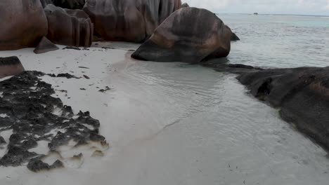 Luftaufnahme-Der-Anse-Source-D&#39;Argent,-La-Digue,-Seychellen,-Aufgenommen-In-Den-Frühen-Morgenstunden-Ohne-Menschen-Am-Strand