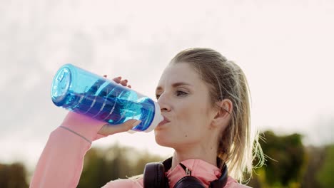 vista de la mano de una mujer tomando un sorbo de agua refrescante