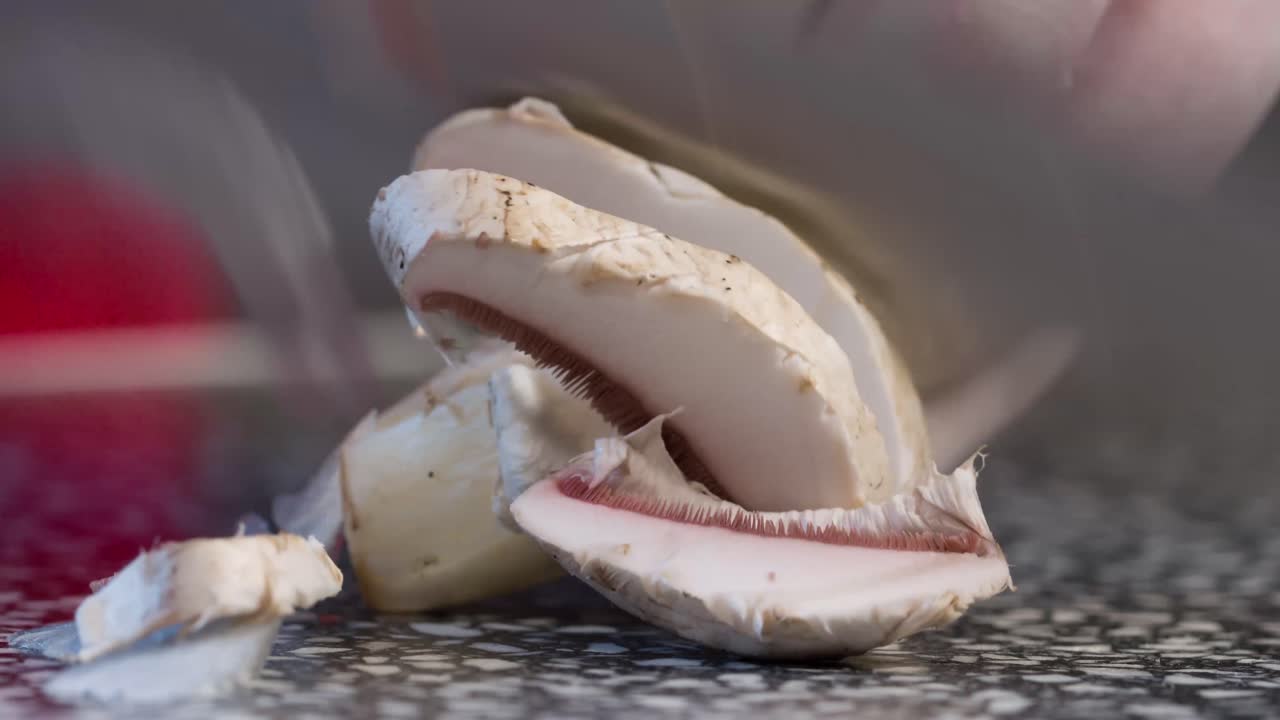 picar champiñones champiñones rebanar preparación de champiñones