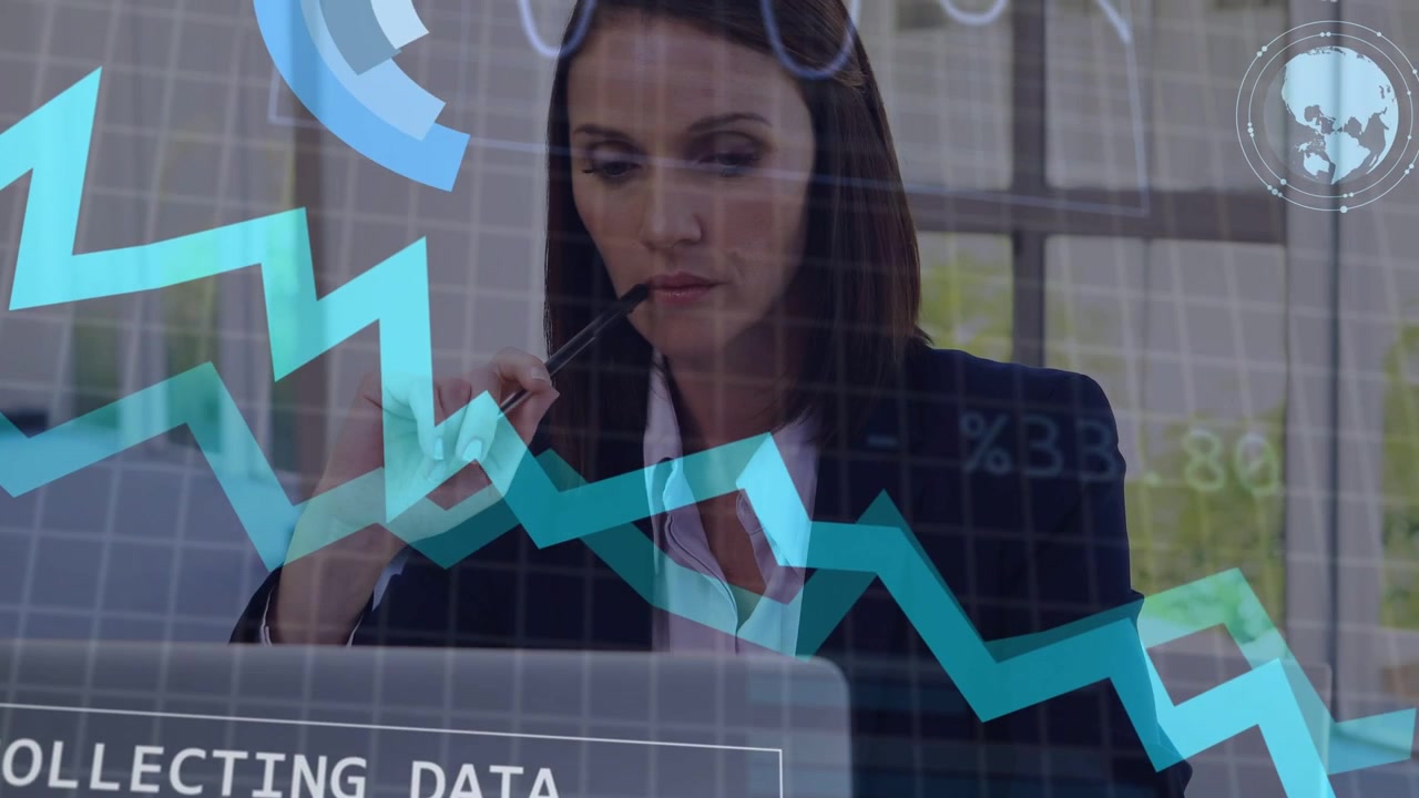Analista che studia il laptop alla scrivania, con la sovrapposizione "COLLECTING-DATA", un grafico a penna che si ridisegna e che analizza le tendenze.
