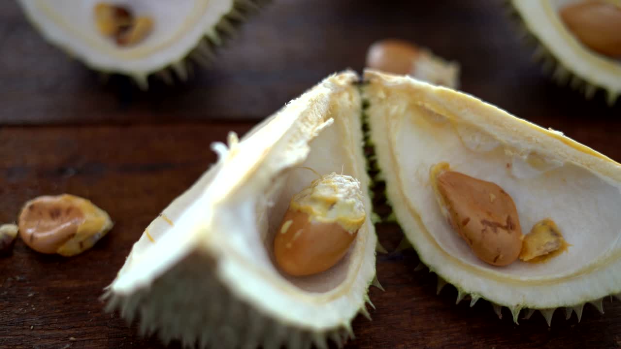 izquierda sobre el durian