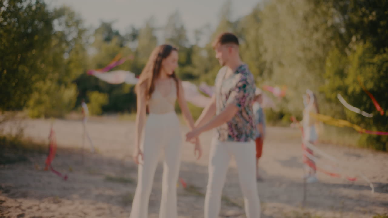 젊은 부부는 이 좋은 날 해변에서 바카타를 함께 춤을 춘다.