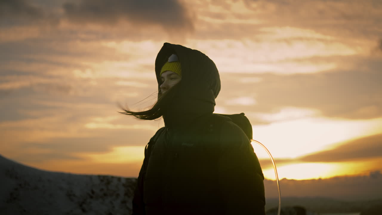 toma manual de una mujer envuelta disfrutando de las vistas en la cima de la montaña durante el amanecer