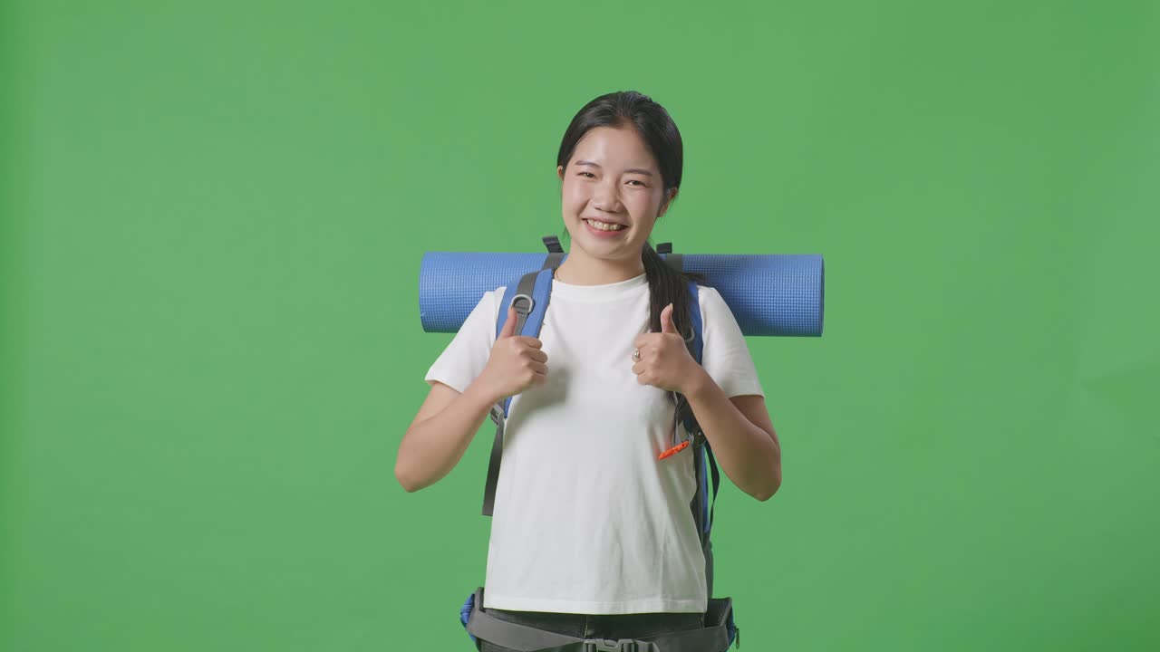 mujer con mochila y estera de yoga