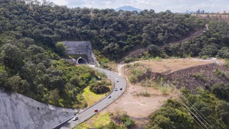 hiperlapso de coches entrando a un túnel