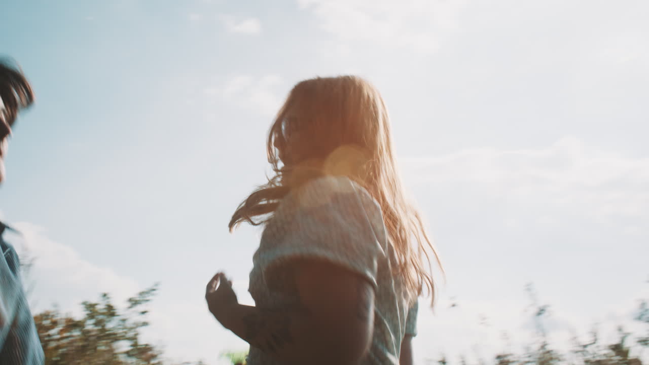 야외에서 재미를 느끼는 여자