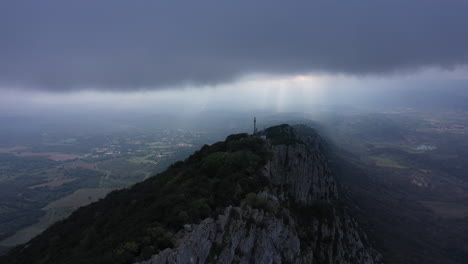 Bewölkte-Luftaufnahme-über-Dem-Pic-Saint-Loup-Occitanie-Sonnenuntergang-Mittelmeer-Frankreich