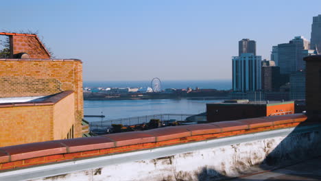 mirando por encima de un techo hacia el muelle de la marina en el centro de chicago