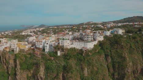 vuelo de drones sobre un cañón a través de un pueblo y una iglesia en gran canaria