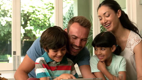 Familia-Feliz-Usando-Tableta-En-La-Cocina