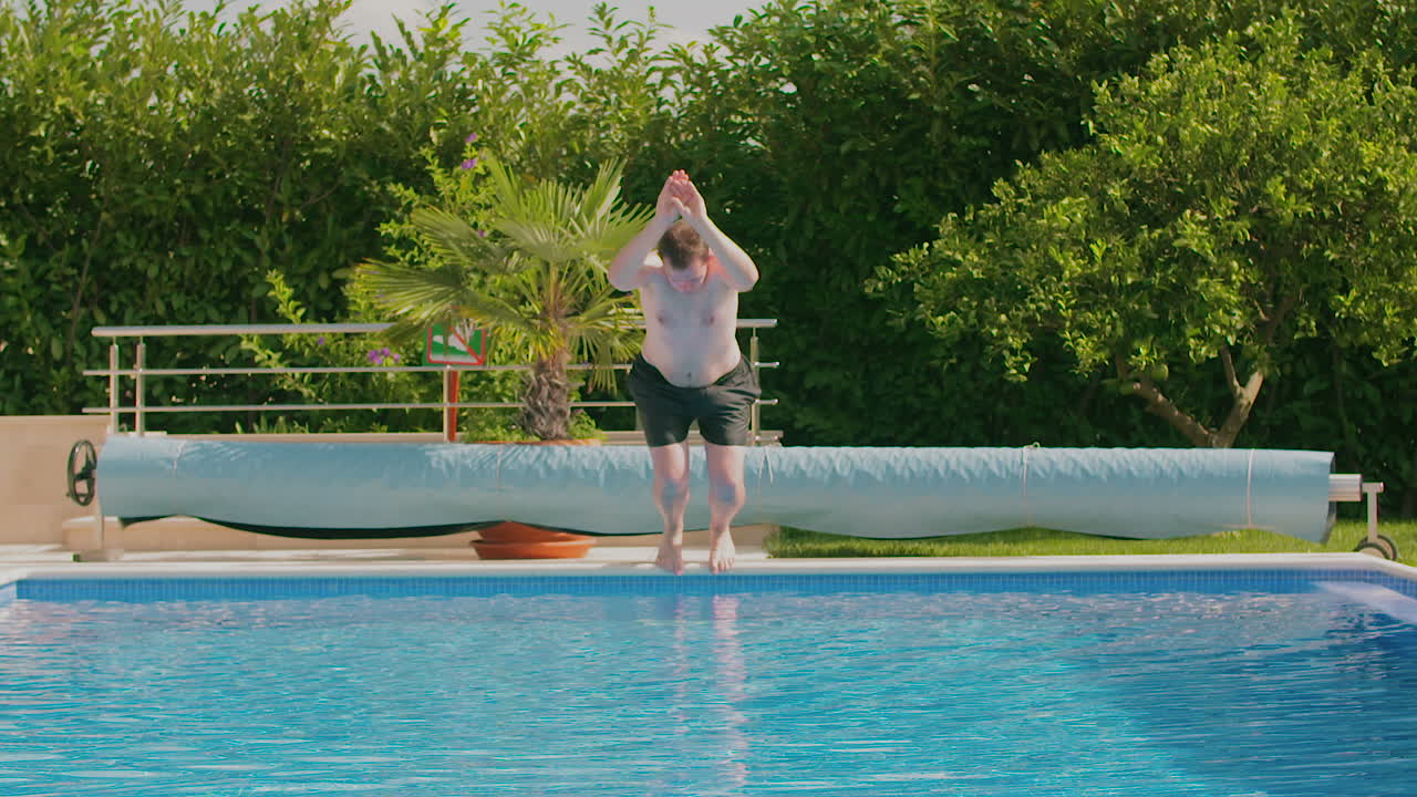hombre saltando a la piscina