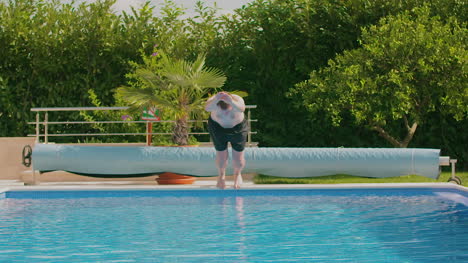 Hombre-Saltando-A-La-Piscina