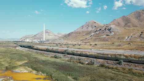 tren de carga a lo largo del pico kessler en el parque estatal del gran lago salado
